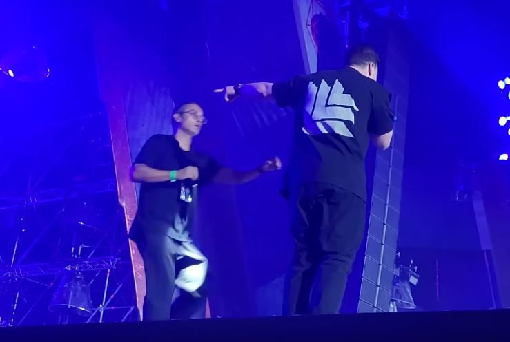 Imagen de Hardwell, haciendo el "speech" en contra del festival y contando sus problemas técnicos